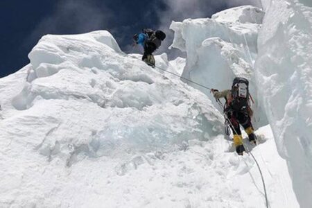 نجات ۲ کوهنورد گرفتار برف و کولاک در کردستان